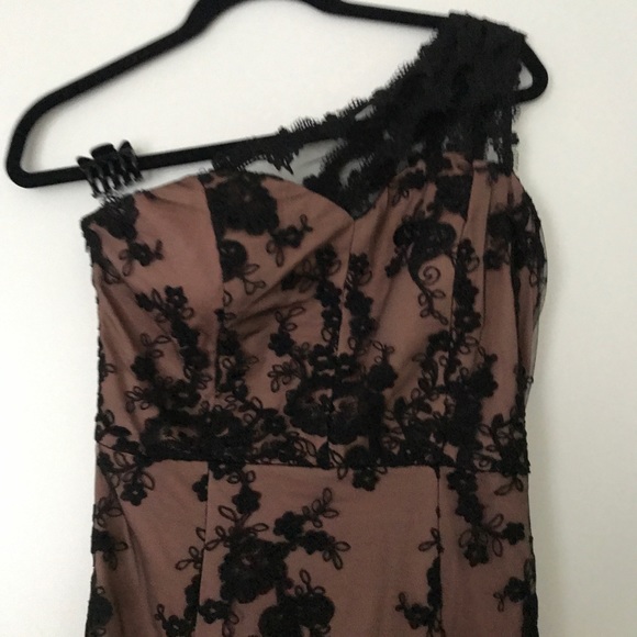 Nude and black lace gown - Picture 4 of 6